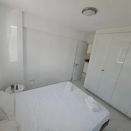 Shiamis Modern House * 파포스