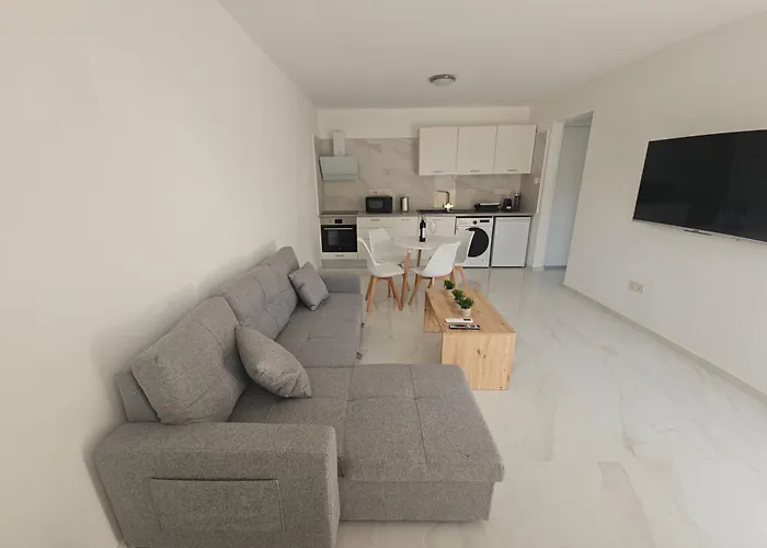 아파트 Shiamis Modern House 파포스