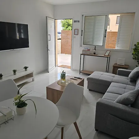 Shiamis Modern House דירה