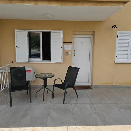 Shiamis Modern House Apartment