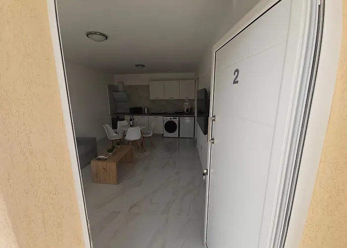 Shiamis Modern House Apartament